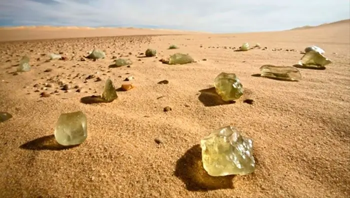 Vidro De Origem Extraterrestre Encontrado No Deserto Da Líbia