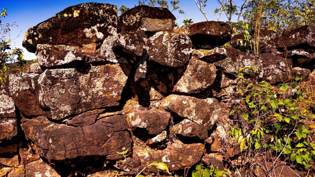 MURALHA NO INTERIOR DE GOIÁS REABRE DEBATE SOBRE ESTRUTURAS IGNORADAS NO BRASIL